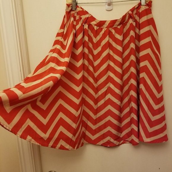 Flowy Fall Skirt w/Pockets. - Picture 5 of 6